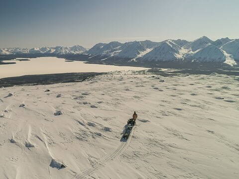 Zoom: Eva und Beat im Yukon bauen das vorbereitete Camp für die berg-welt Schneeschuhtour zurück