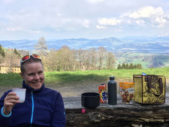 Zoom: Daniela Wäfler im Outdoor-Picknick