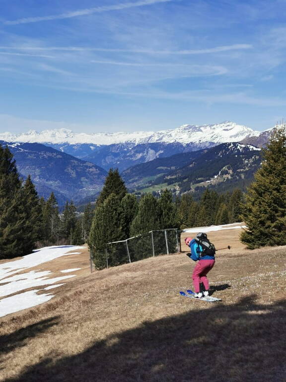 Zoom: Nina Mattli mit Schwung vom Winter in den Frühling.