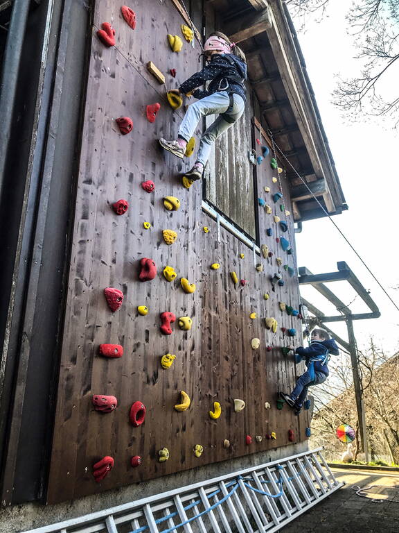 Zoom: Kletterübungen an der Hauswand